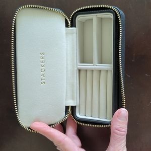 Zippered traveling jewelry case